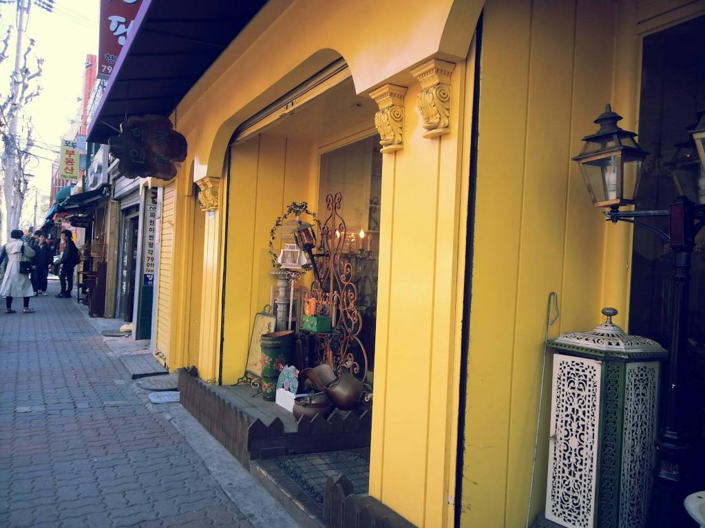 Itaewon Antique Furniture Street 이태원 가구거리 Trazy, Korea's 1 Travel Shop