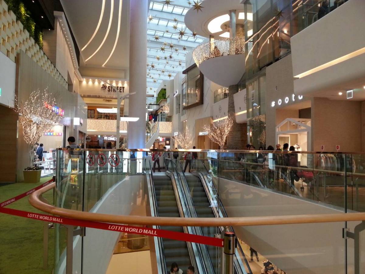 Lotte World Mall 롯데월드몰 in Seoul, Korea Shopping
